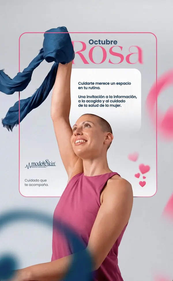 Octubre Rosa: mujer sonriendo con un pañuelo azul. Cuidarte merece un espacio en tu rutina.